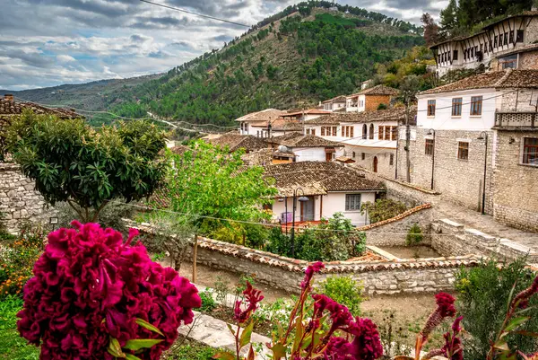 Casas Otomanas Históricas Berat Albânia Bela Vista Panorâmica Paisagem Urbana — Fotografia de Stock