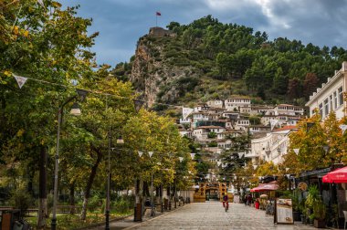 BERAT, ALBANIA - 18 Kasım 2022 - Berat 'ın ana yaya sokağı Bulevardi Republika, arka planda eski şehrin manzarası ile binlerce pencereli kasaba olarak adlandırılır. Yüksek kalite fotoğraf