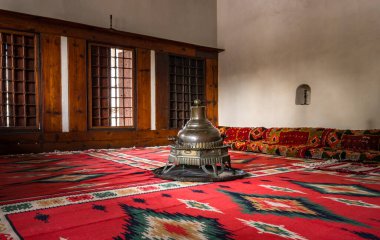 Berat, Arnavutluk - 18 Kasım 2022: Arnavutluk 'un UNESCO kentindeki Berat kentindeki Etnoğrafya Müzesi' nde iç mekan ve sanat eserleri sergilendi. Yüksek kaliteli illüstrasyon