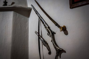 Berat, Arnavutluk - 18 Kasım 2022: Arnavutluk 'un UNESCO kentindeki Berat kentindeki Etnoğrafya Müzesi' nde iç mekan ve sanat eserleri sergilendi. Yüksek kaliteli illüstrasyon