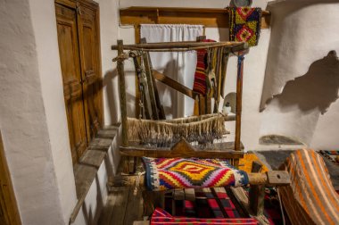 Berat, Arnavutluk - 18 Kasım 2022: Arnavutluk 'un UNESCO kentindeki Berat kentindeki Etnoğrafya Müzesi' nde iç mekan ve sanat eserleri sergilendi. Yüksek kaliteli illüstrasyon