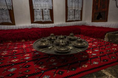 Berat, Arnavutluk - 18 Kasım 2022: Arnavutluk 'un UNESCO kentindeki Berat kentindeki Etnoğrafya Müzesi' nde iç mekan ve sanat eserleri sergilendi. Yüksek kaliteli illüstrasyon
