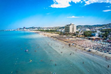  Golem, Durres, Arnavutluk - 22 Ağustos 2023: 2023 yazında şemsiyeler ve insanlarla dolu kumlu plaja havadan bakış. Yüksek kalite fotoğraf