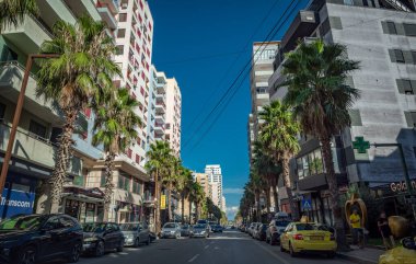 Durres, ALBANIA 3 Eylül 2022: Durres caddelerinden biri, popüler turistik merkezler. Yüksek kalite fotoğraf