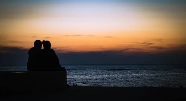 Пара Закохана Спостерігаючи Заходом Сонця Разом Силует Позаду Сидить Насолоджуючись — стокове фото