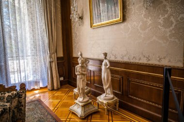 BUCHAREST, ROMANIA - 13 Eylül 2022: Çavuşesku Sarayı veya Çavuşesku Köşkü veya Bahar Sarayı. Komünist lider Nikolay Çavuşesku 'nun evi. Yüksek kalite fotoğraf