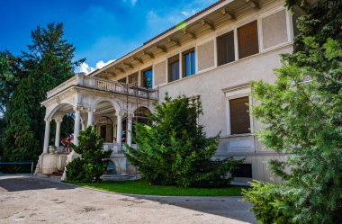 BUCHAREST, ROMANIA - 13 Eylül 2022: Çavuşesku Sarayı veya Çavuşesku Köşkü veya Bahar Sarayı. Komünist lider Nikolay Çavuşesku 'nun evi. Yüksek kalite fotoğraf