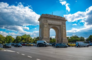 BUCHAREST, ROMANIA - 13 Eylül 2022: Arcul de Triumf, Bükreş 'in kuzey kesiminde, Kiseleff Yolu üzerinde. Yüksek kalite fotoğraf