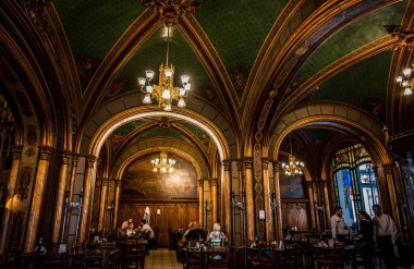 BUCHAREST, ROMANIA - 13 Eylül 2022: Caru cu bere, Bükreş 'te hala faaliyet gösteren en eski restoranlardan birinin içi. Yüksek kalite fotoğraf