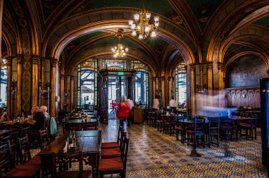 BUCHAREST, ROMANIA - 13 Eylül 2022: Caru cu bere, Bükreş 'te hala faaliyet gösteren en eski restoranlardan birinin içi. Yüksek kalite fotoğraf