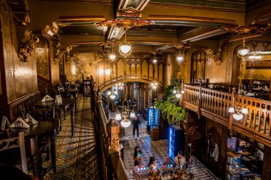 BUCHAREST, ROMANIA - 13 Eylül 2022: Caru cu bere, Bükreş 'te hala faaliyet gösteren en eski restoranlardan birinin içi. Yüksek kalite fotoğraf