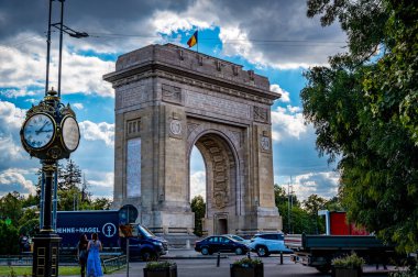 BUCHAREST, ROMANIA - 13 Eylül 2022: Arcul de Triumf, Bükreş 'in kuzey kesiminde, Kiseleff Yolu üzerinde. Yüksek kalite fotoğraf