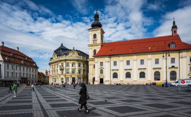 Sibiu, Romanya - 16 Eylül 2022: Büyük Meydan - Transilvanya 'daki belediye binası ve Brukenthal sarayı ile Piata Mare. Yüksek kalite fotoğraf