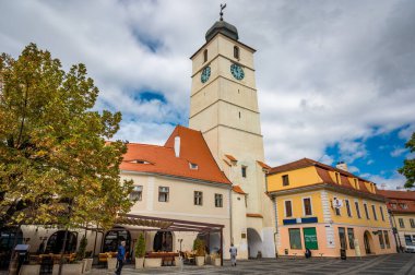 Sibiu, Romanya - 16 Eylül 2022: Küçük Meydan yakınlarındaki Ocnei Caddesi - Sibiu tarihi merkezinde Piata Mica. Yüksek kalite fotoğraf