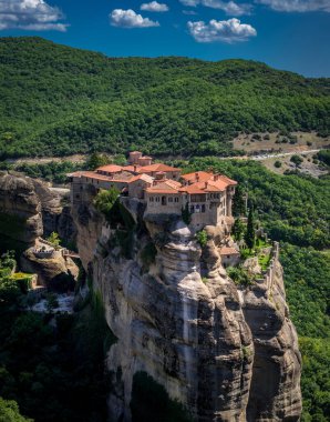 Yunanistan. Meteora - inanılmaz kum taşı oluşumları ve manastırlar. Meteora bölgesi UNESCO Dünya Mirasları Listesi 'nde yer alıyor. Yaz panorama Yüksek kalite fotoğraf