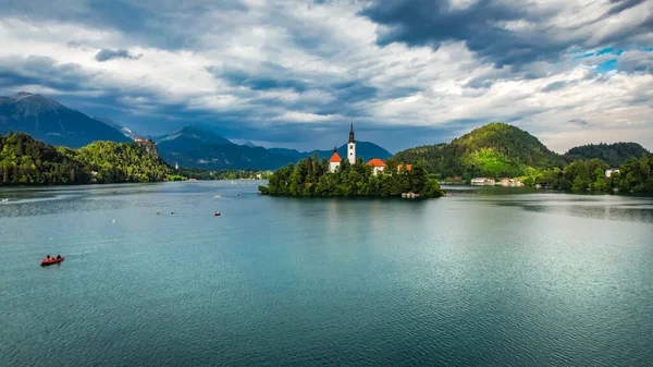 バックグラウンド スロベニア ヨーロッパの湖 山で囲まれた 高品質の写真 — ストック写真