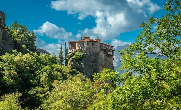 Yunanistan. Meteora - inanılmaz kum taşı oluşumları ve manastırlar. Meteora bölgesi UNESCO Dünya Mirasları Listesi 'nde yer alıyor. Yaz panorama Yüksek kalite fotoğraf