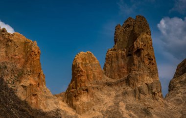 Pjescane Piramide veya Bosna-Hersek 'teki Foca' ya yakın kum piramitleri. Yüksek kalite fotoğraf