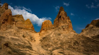 Pjescane Piramide veya Bosna-Hersek 'teki Foca' ya yakın kum piramitleri. Yüksek kalite fotoğraf