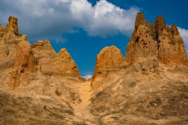 Pjescane Piramide veya Bosna-Hersek 'teki Foca' ya yakın kum piramitleri. Yüksek kalite fotoğraf