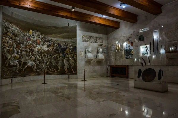 スカンデルベグ アルバニア語 クルジェ国立ヒーローのスカンデルベグ美術館の内部 一般的にスカンデルベグとして知られています — ストック写真