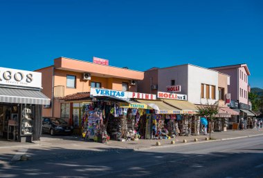 MEDJUGORJE, BOSNIA VE HERZEGOVINA - 8 Eylül 2023: Medjugorje 'deki hediyelik eşya dükkanlarının manzarası, hacıların varış yeri. Yüksek kalite fotoğraf