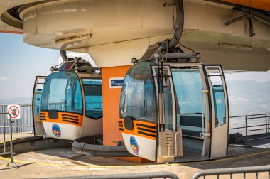 Vodno Dağı 'ndaki teleferik manzarası ve Makedonya' nın başkenti Üsküp 'ün arka planı. Yüksek kalite fotoğraf