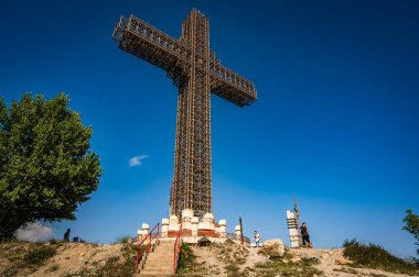 Makedonya 'nın Üsküp Vodno Tepesi' nde Milenyum Haçı. Millennium Cross, Vodno Dağı 'nın zirvesinde 66 metre yüksekliğinde bir haçtır. Yüksek kalite fotoğraf