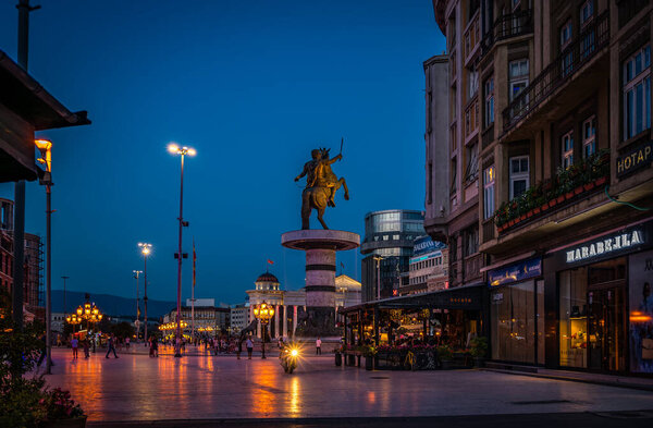 SKOPJE, NORTH MACEDONIA - 28 августа 2022: Воин на конной статуе - Александр Македонский на площади Скопье. Высокое качество фото