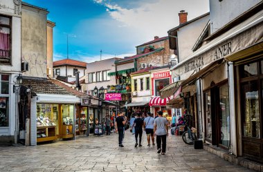 ÜSKÜP, NORTH MACEDONIA - 28 AĞUSTOS 2022: Yayalarla Eski Pazar Caddesi. Üsküp 'ün tarihi merkezindeki en eski pazarlar ve popüler turizm alışveriş merkezlerinden biri. Yüksek kalite fotoğraf