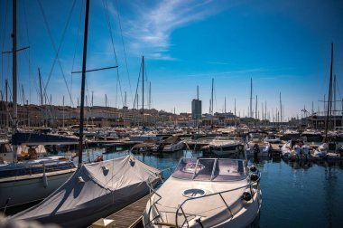 TRIESTE, İtalya - 10 Eylül 2023: Marina di San Giusto 'da yelkenli tekneleri Porto di San Giusto olarak da bilinir. Yüksek kalite fotoğraf