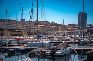 TRIESTE, İtalya - 10 Eylül 2023: Marina di San Giusto 'da yelkenli tekneleri Porto di San Giusto olarak da bilinir. Yüksek kalite fotoğraf