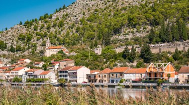 Neretva Nehri 'nin diğer tarafından Hırvatistan' ın Komin köyü manzarası. Yüksek kalite fotoğraf