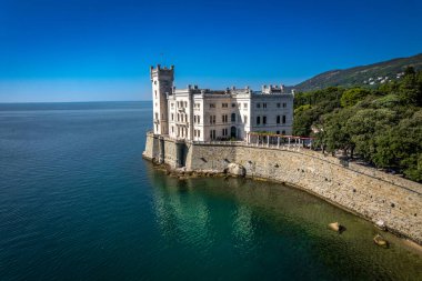 İtalya 'nın Trieste Körfezi' ndeki Miramare Kalesi 'nin aydınlık bir günde çekilmiş bir anteni. Yüksek kalite fotoğraf