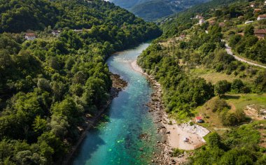 Bosna 'daki Drina nehri vadisi Foca kasabası ve Dedevo köyü yakınlarında güneşli bir havada. Güzel manzara, seyahat Balkan konsepti. Yüksek kalite fotoğraf