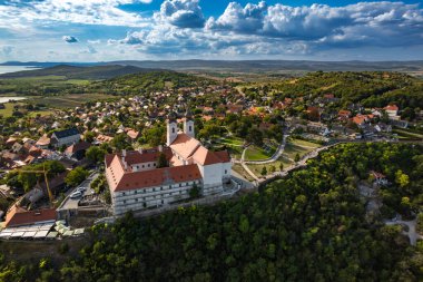 Tihany, Macaristan - Tihany Abbey 'deki ünlü Benedictine Manastırı' nın havadan panoramik manzarası. Yüksek kalite fotoğraf
