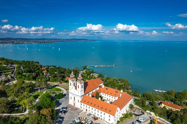 Tihany, Macaristan - Tihany Tihany Manastırı 'nın ünlü Benedictine Manastırı' nın güzel renkli Balaton Gölü manzarası. Yüksek kalite fotoğraf