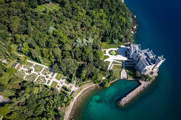 İtalya 'nın Trieste Körfezi' ndeki Miramare Kalesi 'nin aydınlık bir günde çekilmiş bir anteni. Yüksek kalite fotoğraf