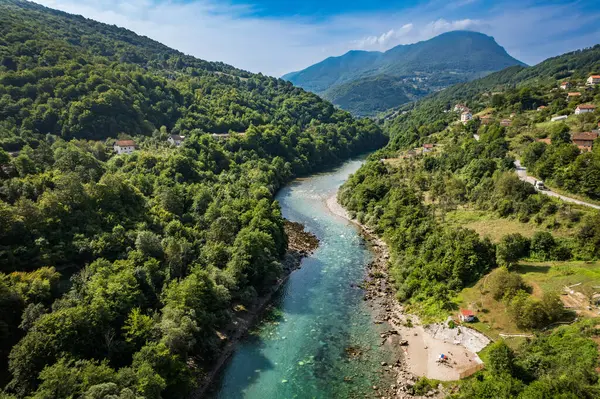 Bosna 'daki Drina nehri vadisi Foca kasabası ve Dedevo köyü yakınlarında güneşli bir havada. Güzel manzara, seyahat Balkan konsepti. Yüksek kalite fotoğraf