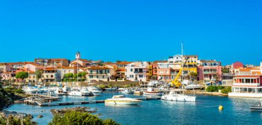porto di stintino. İtalya, Sardinya 'daki Stintino marinasındaki teknelerin manzarası. Renkli manzara. Güzel seyahat konsepti. Yüksek kalite fotoğraf