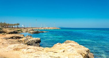 Porto Torres 'deki marina manzarası. İtalya 'nın Sardunya adasının güzel manzarası. Yüksek kalite fotoğraf