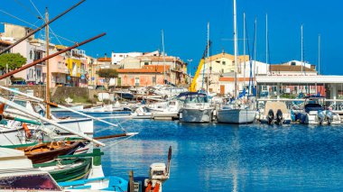 porto di stintino. İtalya, Sardinya 'daki Stintino marinasındaki teknelerin manzarası. Renkli manzara. Güzel seyahat konsepti. Yüksek kalite fotoğraf