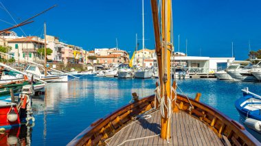 porto di stintino. İtalya, Sardinya 'daki Stintino marinasındaki teknelerin manzarası. Renkli manzara. Güzel seyahat konsepti. Yüksek kalite fotoğraf