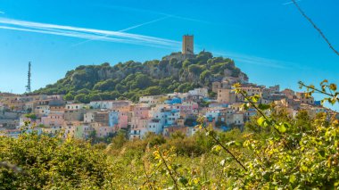 Sardunya 'da, Castle ile küçük turistik bir kasaba olan Posada' nın muhteşem manzarası. Yüksek kalite fotoğraf