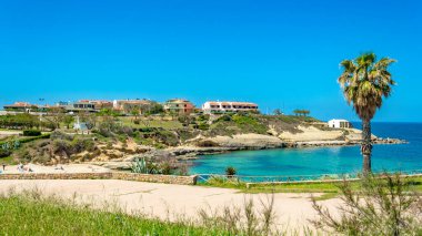 Porto Torres Sardinya 'daki Spiaggia di Balai' nin renkli manzarası. Yüksek kalite fotoğraf. güzel seyahat konsepti