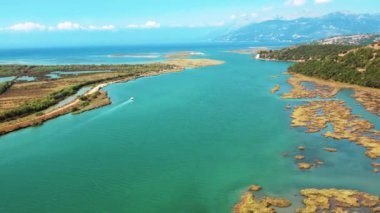 Arnavutluk 'un Ksamil bölgesi yakınlarındaki Butrint Ulusal Parkı' nın Güzel Deniz Kıyısı 'nın insansız hava aracı görüntüleri. Yüksek kalite 4k görüntü