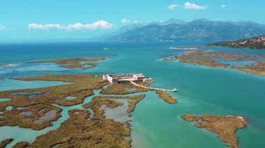 Arnavutluk 'un Ksamil bölgesi yakınlarındaki Butrint Ulusal Parkı' ndaki Ali Paşa Kalesi 'nin insansız hava aracı görüntüleri. Yüksek kalite 4k görüntü