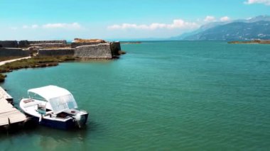 Arnavutluk 'un Ksamil bölgesi yakınlarındaki Butrint Ulusal Parkı' ndaki Ali Paşa Kalesi 'nin insansız hava aracı görüntüleri. Yüksek kalite 4k görüntü