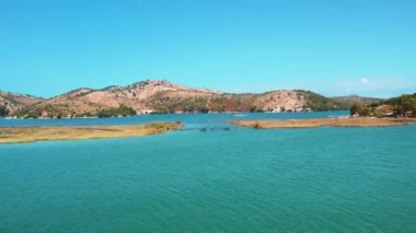 Arnavutluk 'un Ksamil bölgesi yakınlarındaki Butrint Ulusal Parkı' nın Güzel Deniz Kıyısı 'nın insansız hava aracı görüntüleri. Yüksek kalite 4k görüntü