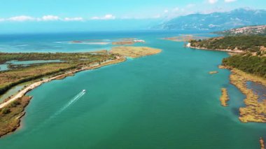 Arnavutluk 'un Ksamil bölgesi yakınlarındaki Butrint Ulusal Parkı' nın Güzel Deniz Kıyısı 'nın insansız hava aracı görüntüleri. Yüksek kalite 4k görüntü